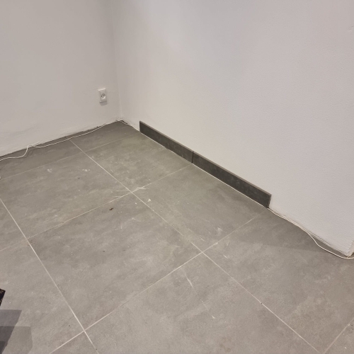 Flisearbejde på gulv og væg