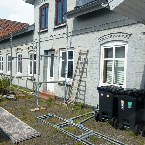 Facaderenovering i gang på ældre bygning i Sønderjylland – klar til puds og afslutning