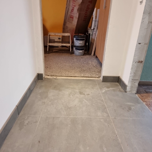 Flisearbejde med grå fliser