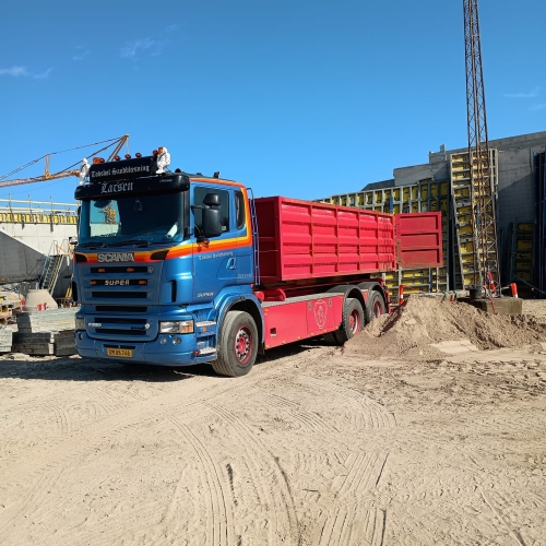 Lastbil med sand til sandblaesning hos Todsboel Sandblaesning &amp; Murerforretning