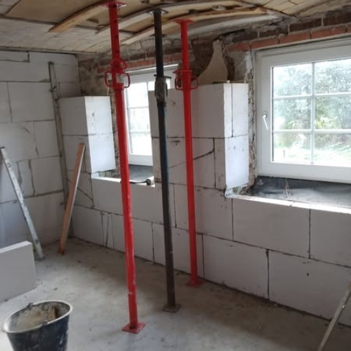 Murerarbejde under renovering i Tønder – indendørs blokmur med understøtning af loft
