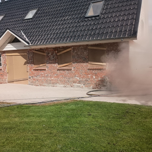 Sandblaesning af husfacade i Toender – arbejdet i gang