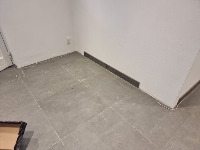 Flisearbejde på gulv og væg