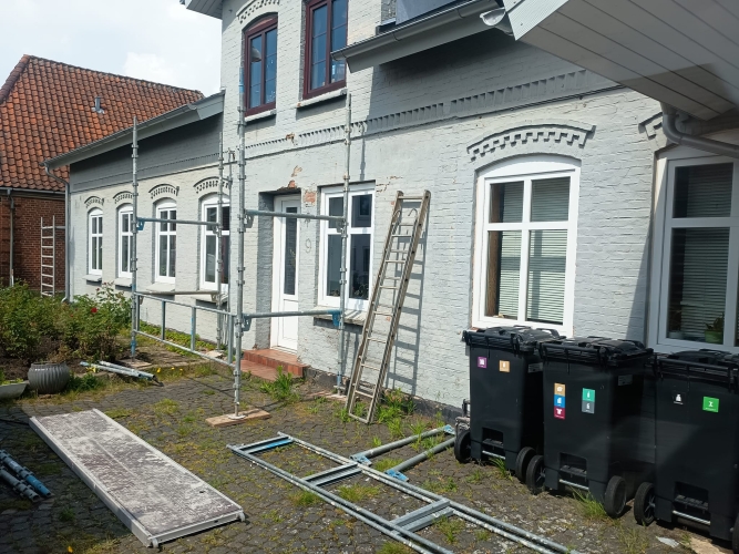 Facaderenovering i gang på ældre bygning i Sønderjylland – klar til puds og afslutning