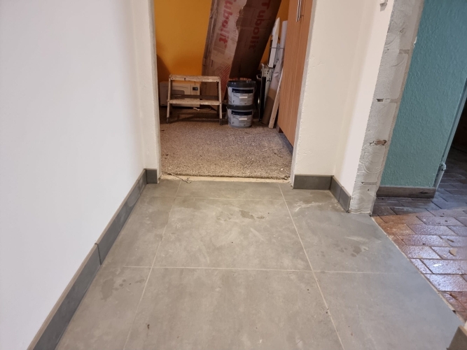 Flisearbejde med grå fliser