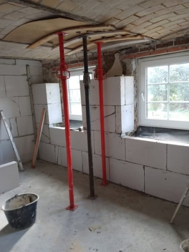 Murerarbejde under renovering i Tønder – indendørs blokmur med understøtning af loft