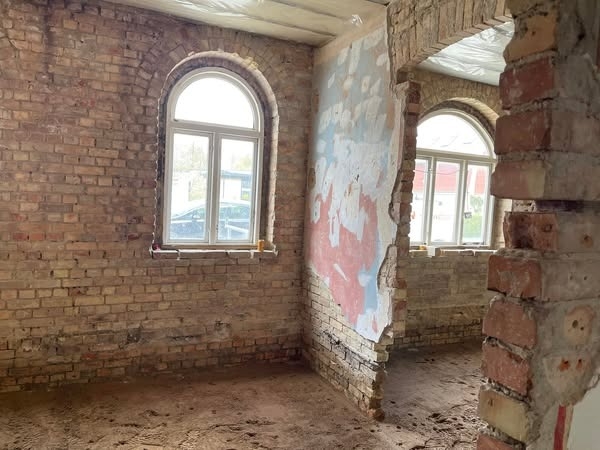 Murerarbejde i Sønderborg – rå murstensvæg og åbning under renovering