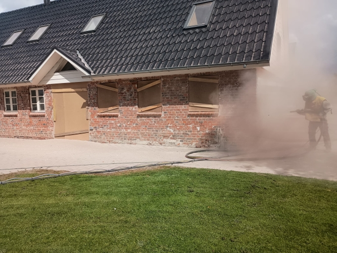 Sandblaesning af husfacade i Toender – arbejdet i gang