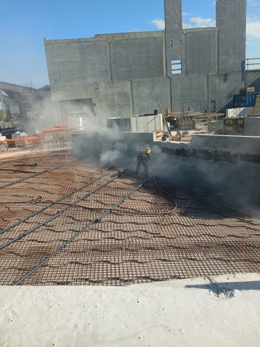 Sandblæsning på byggeplads – afrensning af beton og armering før videre byggeri