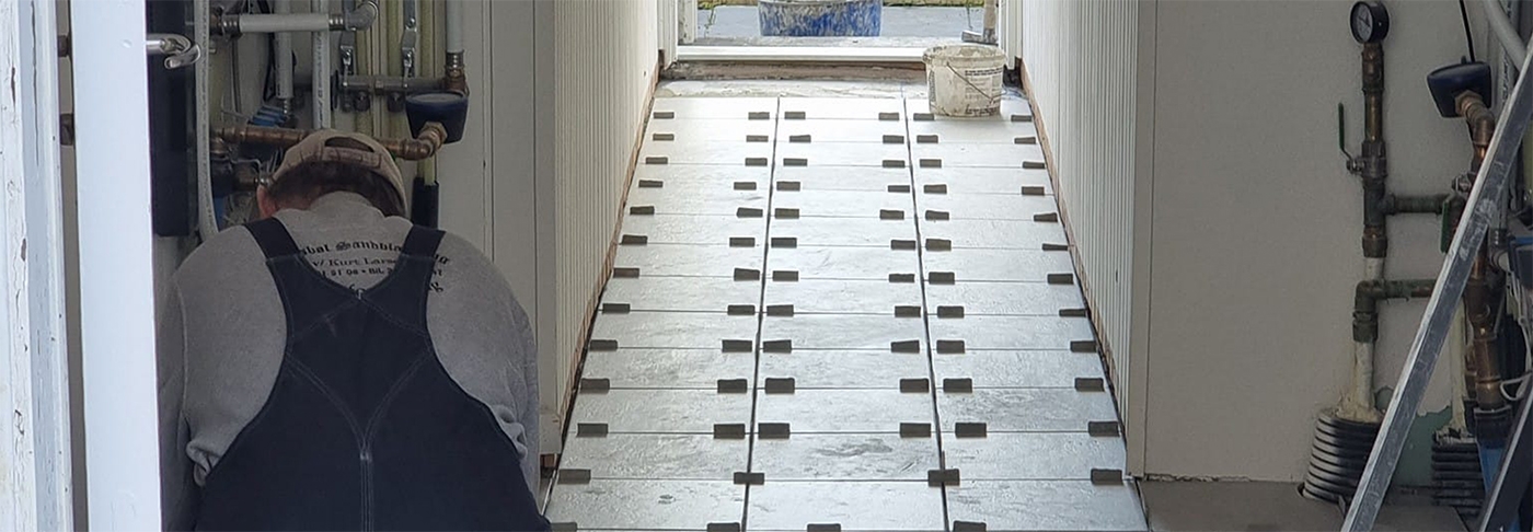 Todsbøl sandblæsning og murer der laver flisearbejde